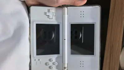 挖煤姬真的太懂我了！这次入手的这台白色NDSL，简直是掌机界的白月光！?

纯白机身干净又高级，拿到手第一眼就被它温润的质感迷住了——几乎没有使用痕迹，屏幕无划痕，转轴紧致不松垮，按键回弹清脆，就连背面的铭牌都光亮如新。合上盖子的那一刻，仿佛回到了那个偷偷在被窝里打...挖煤姬真的太懂我了！这次入手的这台白色NDSL，简直是掌机界的白月光！?

纯白机身干净又高级，拿到手第一眼就被它温润的质感迷住了——几乎没有使用痕迹，屏幕无划痕，转轴紧致不松垮，按键回弹清脆，就连背面的铭牌都光亮如新。合上盖子的那一刻，