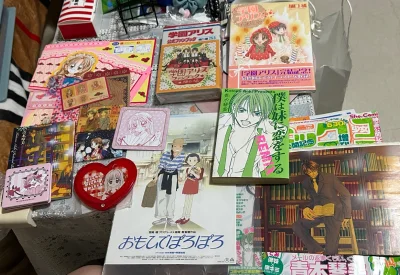 好开心这次切到了三本爱丽丝学园册子，有画集和两本公式书，我会好好收藏的嘿嘿`(*∩_∩*)′还切到了东京猫猫稀有折叠镜和人鱼旋律爱心镜子，妹妹恋人的明信片套装和切页，宫崎骏老师的三张小海报，种村杯垫和折纸信封信纸～感谢挖煤姬(*￣3￣)╭♡