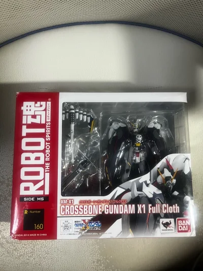 这个商品全新未拆的在国内要600以上，二手的也要400左右，但是没想到在这里购买的话只要300多，虽然本体有一点发黄，但是完全不影响商品的把玩质量非常好，好评