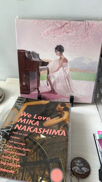 有些不好收到的专辑国内已经买不到了，但是从挖煤姬上可以淘到，价格也美丽，而且也很好搜索，经常有事没事就搜搜更新的好物，买了一些自己喜欢的，打包的都很好