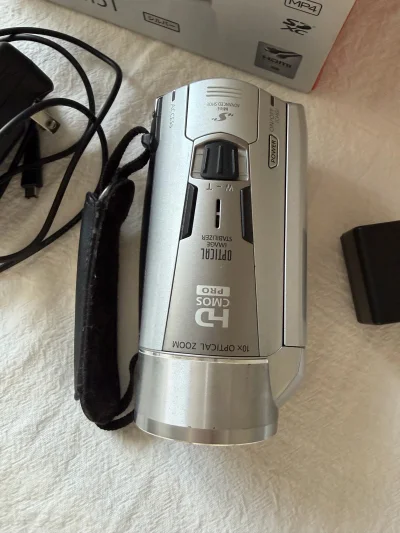 在挖煤姬买东西容易上瘾，尤其这些电子产品，本人又喜欢玩这些，看中了价格合适就只想下单，实物非常美腻，没有什么瑕疵，赞！