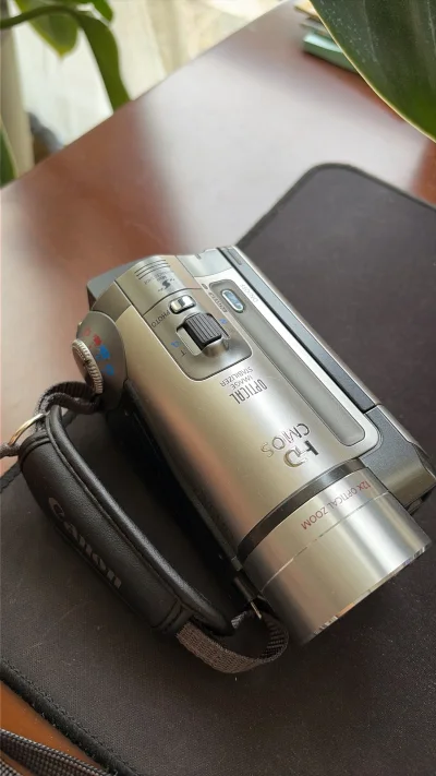 买来送给朋友做礼物的，收到了很喜欢，产品跟全新的一样，功能完好，操作正常，毫无瑕疵，只有一点点痕迹，但是可以忽略不计，非常满意！