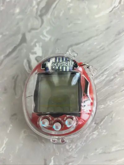 实物很美丽嘎嘎新， 价格小贵了 ，还好享受到了最后的包税线稍微安慰到一点 。壳子是绝版，背后有很可爱的拓麻大王，按键也很舒服很美丽，是中国匠人之前手作的，虽然贵了点，还是很喜欢所以再从日本买回去 。