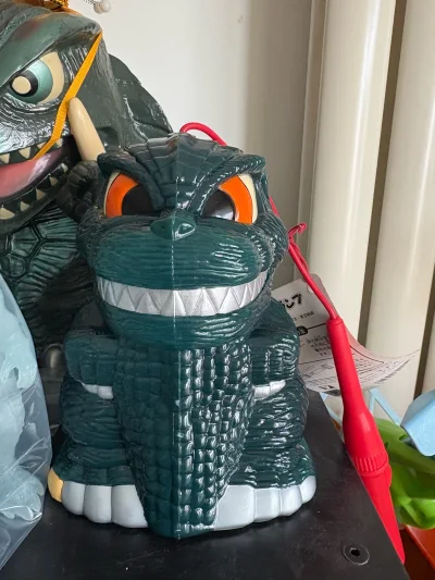 经典哥斯拉Q版提灯造型，细节还原到位，质感扎实，复古童趣拉满，是特摄迷收藏的绝佳好物，颜值与情怀双在线。