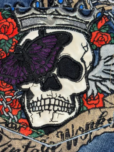 终于淘到这条超有感觉的牛仔裤了！分享给大家?
• 设计真的很用心：后背口袋是骷髅+蝴蝶+玫瑰的刺绣，针脚很扎实，摸起来有质感，不是那种廉价贴布。金色的“RED PEPPER”字样也很显眼，一眼就能认出是这个牌子。
• 版型穿着舒服：做旧水洗的蓝牛仔，面料偏硬挺但不扎...终于淘到这条超有感觉的牛仔裤了！分享给大家?
• 设计真的很用心：后背口袋是骷髅+蝴蝶+玫瑰的刺绣，针脚很扎实，摸起来有质感，不是那种廉价贴布。金色的“RED PEPPER”字样也很显眼，一眼就能认出是这个牌子。
• 版型穿着舒服：做旧水