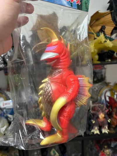 丸三红版盖刚软胶，造型还原度拉满，漆面饱满质感扎实，东宝怪兽系列经典款，收藏价值拉满，特摄迷必入的情怀好物。