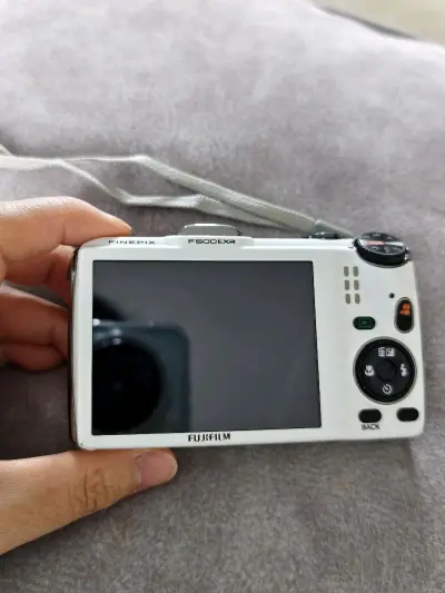 终于买到啦心心念念的白色！成色很新，原主人保护得也很好，说明书这些全都保存的好好的，开心开心～走的ems空运，速度快快的，我爱挖煤?