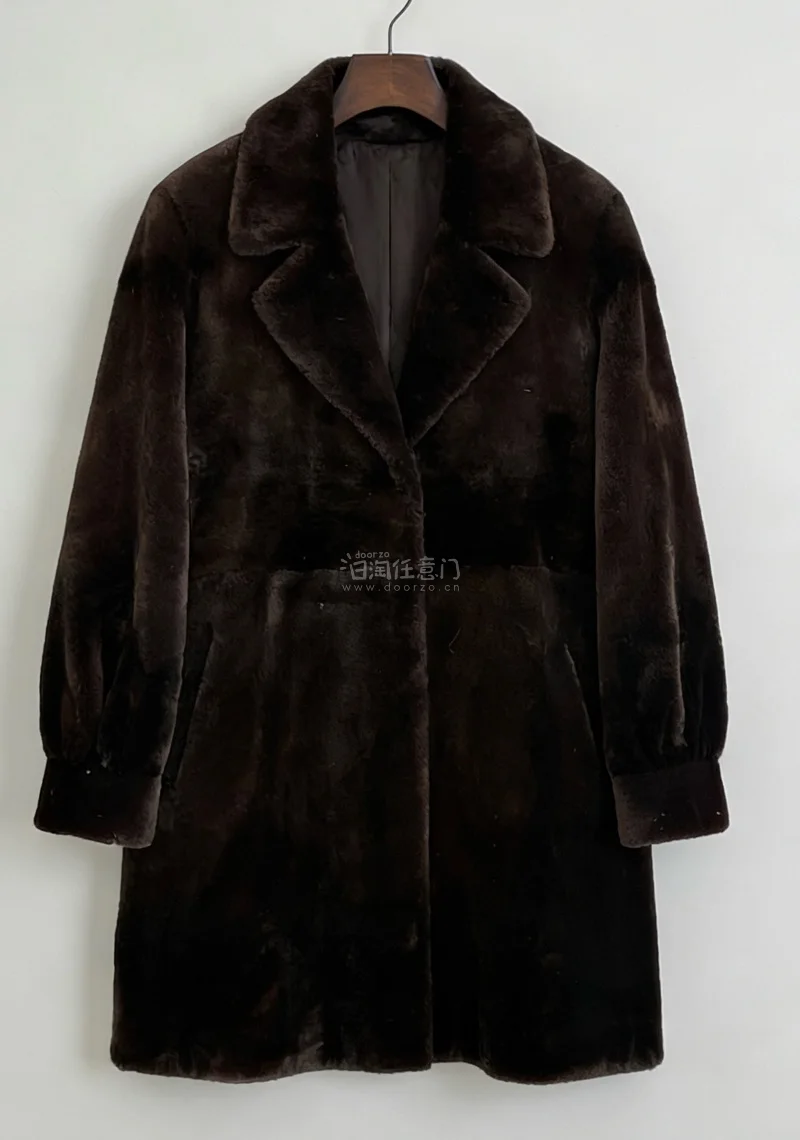 挖煤姬拥有多条转运线路可选择，我这次选择的是海运，包裹很严实，同时还兼顾速度，即使因为春节的快递积压，速度稍比平常减慢，我依然在30天内拿到了快递。
同时，挖煤姬还自带自动翻译功能，新人上手毫无压力，客服能随时在线答疑。
这次我买到了一件貂绒大衣，大衣很柔软厚实，版...挖煤姬拥有多条转运线路可选择，我这次选择的是海运，包裹很严实，同时还兼顾速度，即使因为春节的快递积压，速度稍比平常减慢，我依然在30天内拿到了快递。
同时，挖煤姬还自带自动翻译功能，新人上手毫无压力，客服能随时在线答疑。
这次我买到了一件