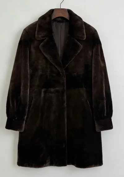 挖煤姬拥有多条转运线路可选择，我这次选择的是海运，包裹很严实，同时还兼顾速度，即使因为春节的快递积压，速度稍比平常减慢，我依然在30天内拿到了快递。
同时，挖煤姬还自带自动翻译功能，新人上手毫无压力，客服能随时在线答疑。
这次我买到了一件貂绒大衣，大衣很柔软厚实，版...挖煤姬拥有多条转运线路可选择，我这次选择的是海运，包裹很严实，同时还兼顾速度，即使因为春节的快递积压，速度稍比平常减慢，我依然在30天内拿到了快递。
同时，挖煤姬还自带自动翻译功能，新人上手毫无压力，客服能随时在线答疑。
这次我买到了一件