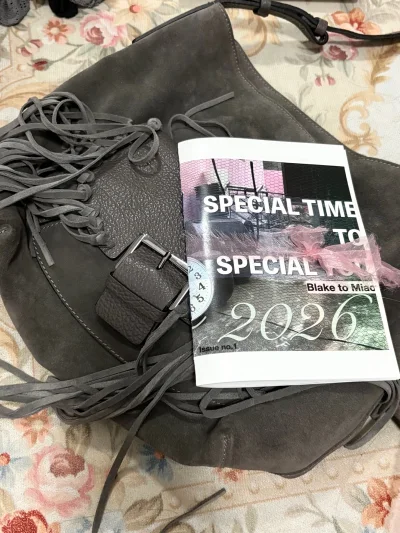 这次到的挺快的 新年前发货的22天收到了 原本以为应该也要一个多月 没想到是正常时效 箱子很结实 顺利收货 买了两个一样的包 一个送朋友一个自己背 划算