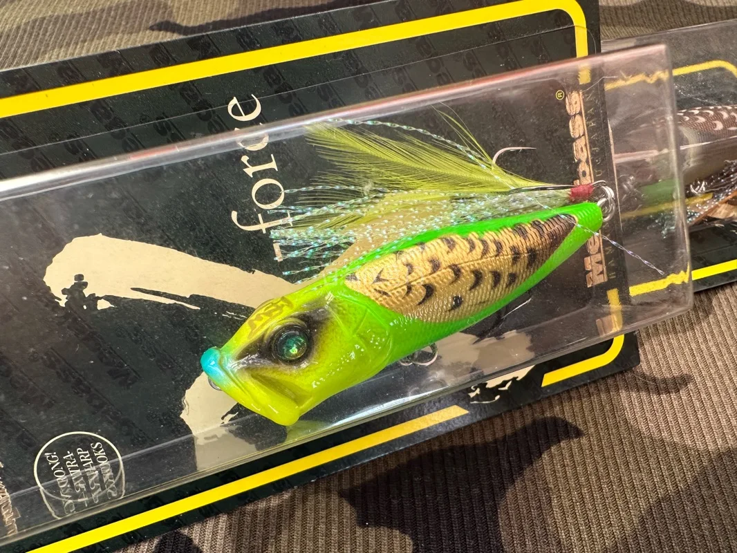  商家值得信赖，产品质量和服务的水平都是一流的。
商品包装非常严实，无任何损坏，附送的小礼物也相当贴心快递员服务态度很好，细心负责，让人感到放心和满意！