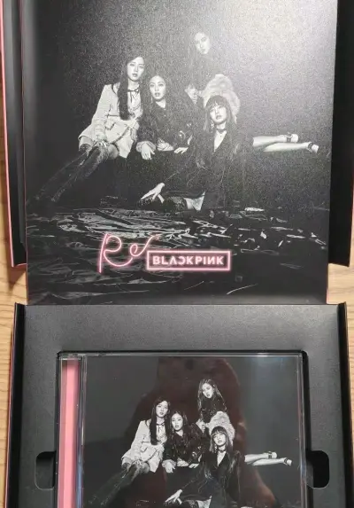 BLACKPINK出道日专re专，古早时期的墨简直无人能敌，每个人都很青涩，是BLACKPINK的第一张专辑，非常有纪念意义，专辑四角尖尖，没有任何瑕疵！