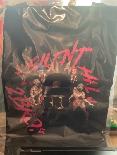 这单用的日本邮政EPL，大概两周的时间就到了。在煤炉上买到了寂静岭漫画和特典手拎包，还有零红蝶重制版的亚克力立牌和帆布画，杯垫是渐变色的，材质很厚重，手感摸着很好，fans值得收藏