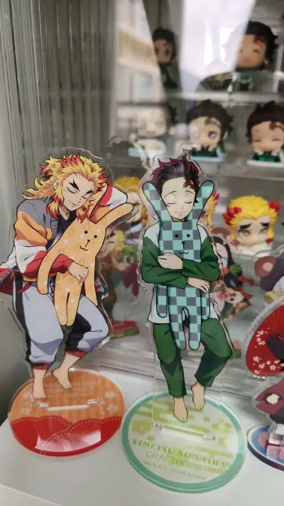 之前就在国内收到了杏寿郎的睡衣吧唧和挂件 就差睡衣立牌了，感谢平台挖到好价 难得的全新未拆
南家糖摸猫也是权威得没边了