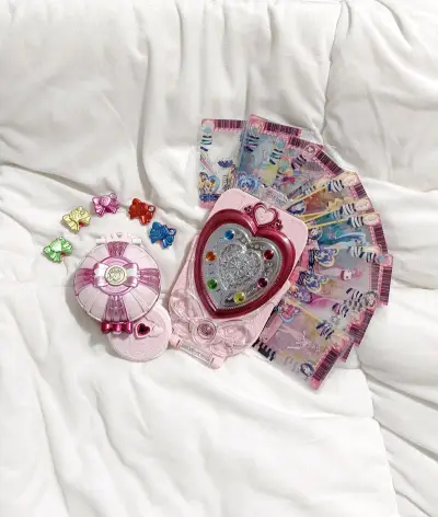 物流超快，包装严实无破损。这款光之美少女变身器太惊艳了，造型精美，音效震撼，完美还原变身场景。我爱不释手，做工精致，灯光炫酷，好评好评！