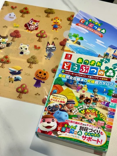 在骏河屋买到了想买很久的动森攻略书！状态很好而且价格也很便宜！还买了个限定的文件夹，里面的杰克特别可爱～翻开攻略书还有可爱的蜜雪儿简直萌化?? 这次寄EMS一起带了个第五人格的约瑟夫白情吧唧，状态也是很好的！就是急书本运费小贵，其他体验都很棒！！