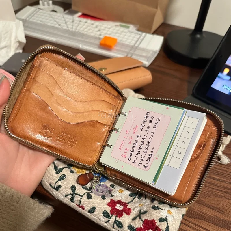 又又又又有挖煤姬订单到啦，我的方形小狮子钱夹来了，虽然比想象中大，但还是很可爱，改成a9可以放8cm的便签！感谢挖煤姬能让我买到小众的独一无二的小东西！
而且大大大推荐入库前拍照功能，比卖家自己的照片更真实，也能让我在等待宝贝到我手中的过程中更安心！