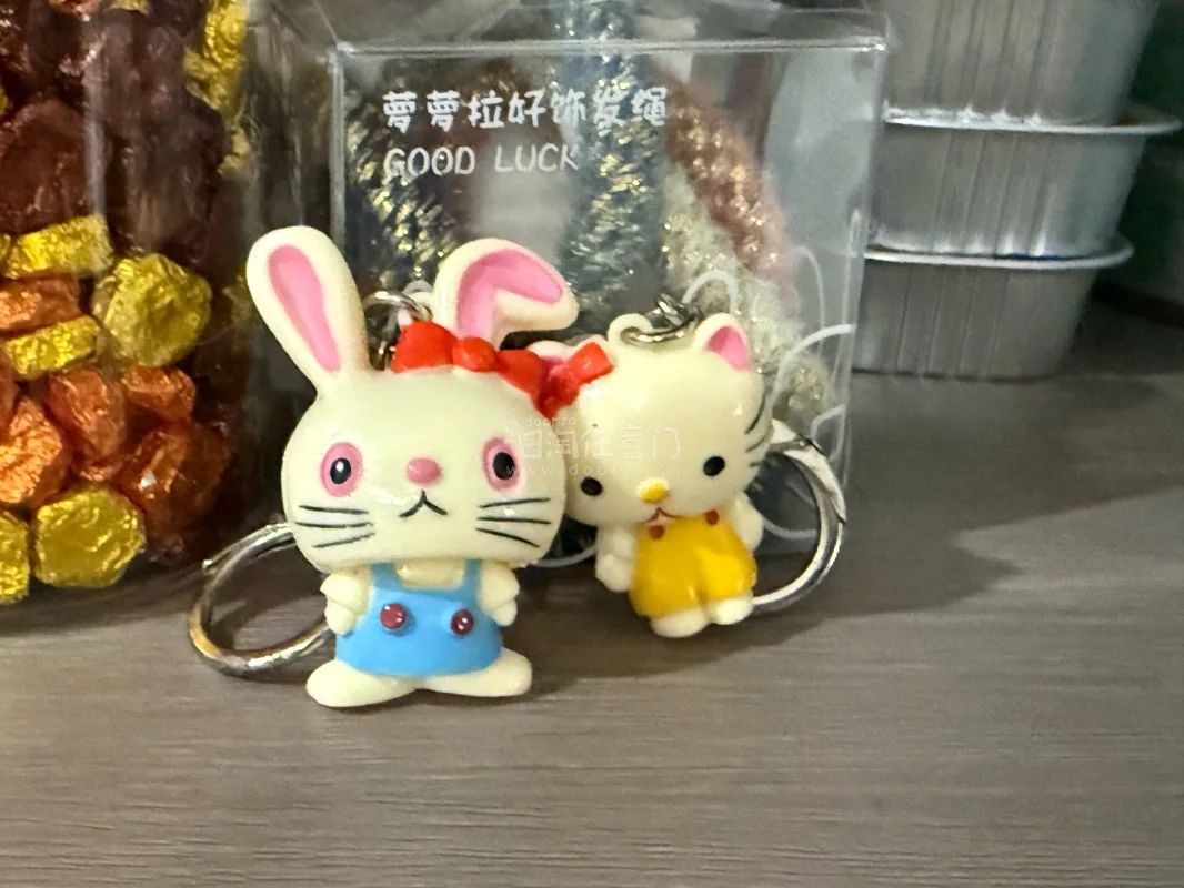 非常可爱的两个昭和无版权小挂件 小兔兔和kitty猫猫 最主要是头还可以晃动 很是精致小巧可爱 品相也很好 不错不错