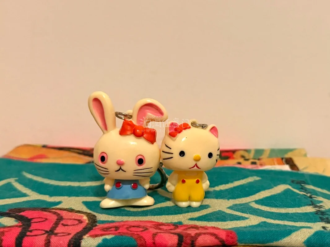 非常可爱的两个昭和无版权小挂件 小兔兔和kitty猫猫 最主要是头还可以晃动 很是精致小巧可爱 品相也很好 不错不错