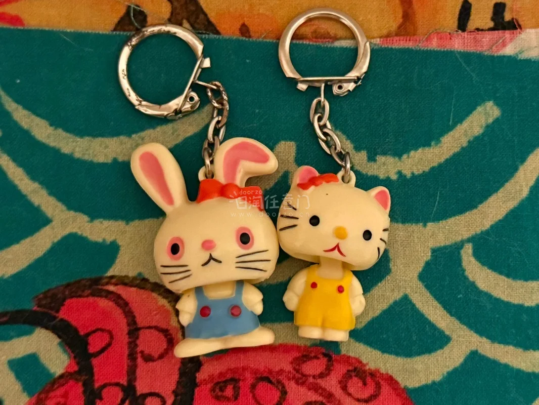 非常可爱的两个昭和无版权小挂件 小兔兔和kitty猫猫 最主要是头还可以晃动 很是精致小巧可爱 品相也很好 不错不错