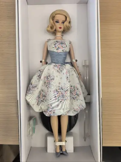 在挖煤姬APP拍卖平台拍到心仪的芭比娃娃，体验超棒。平台操作简单，竞拍流程清晰，客服响应及时。物流稳妥，包装严实，娃娃完好无损，成色与描述一致。价格实惠，捡漏成功，从出价到收货全程省心。能轻松淘到绝版款，性价比与氛围感拉满，是一次很满意的海淘拍卖体验。