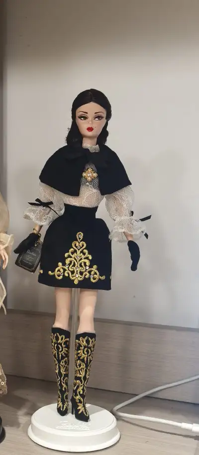 在挖煤姬APP直接入手了心仪的芭比娃娃，体验特别好。平台界面清晰，下单流程简单顺畅，还领到了力度超大的优惠券，折算下来价格十分划算。物流包装严实，娃娃完好无损，成色和描述完全相符。从挑选到收货全程省心，性价比超高，是一次超满意的购物体验。