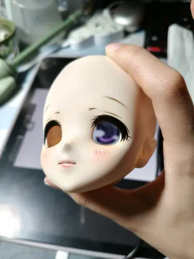 这次在挖煤姬入手了man店的dollce胶皮头，真的是挖到宝了！价格超白菜，质感却完全不输贵价娃头，古早二次元画风太戳我了～
 
头壳是细腻的胶皮材质，摸起来软糯又有质感，原厂妆面干净温柔，腮红和眼纹细节都做得很精致，自带复古软萌感。挖煤姬的打包也很扎实，层层泡沫裹...这次在挖煤姬入手了man店的dollce胶皮头，真的是挖到宝了！价格超白菜，质感却完全不输贵价娃头，古早二次元画风太戳我了～
 
头壳是细腻的胶皮材质，摸起来软糯又有质感，原厂妆面干净温柔，腮红和眼纹细节都做得很精致，自带复古软萌感。挖煤