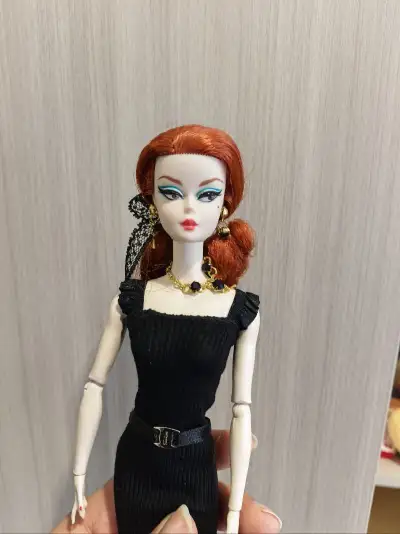 这次在挖煤姬APP的购物体验格外惊喜。闲逛时一眼被这款红发芭比吸引，造型亮眼又有特色，商品详情描述清晰，实物与图片完全相符。下单时还领到了平台送出的大额优惠券，折扣力度非常可观，最终以十分实惠的价格就把它拿下了。物流稳妥，包装严实细致，收到时娃娃完好无损，品相超出预...这次在挖煤姬APP的购物体验格外惊喜。闲逛时一眼被这款红发芭比吸引，造型亮眼又有特色，商品详情描述清晰，实物与图片完全相符。下单时还领到了平台送出的大额优惠券，折扣力度非常可观，最终以十分实惠的价格就把它拿下了。物流稳妥，包装严实细致，收