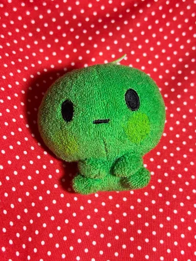 这款绿色萌芽玩偶太治愈了！毛巾绒材质软乎乎的，摸起来特别舒服，头顶的小绿芽和腮红细节都很精致，挂在包上超吸睛。呆萌的表情看着就很解压，每次看到都能感受到满满的生机感，性价比和颜值都在线，强烈推荐给喜欢可爱小物的朋友～