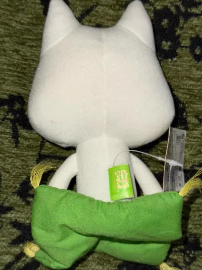 终于收到了古早款多罗猫玩偶！软乎乎的短绒材质摸起来超舒服，委屈的表情和粉色腮红完美还原了角色，绿色坐垫细节也很精致。作为索尼的经典IP，它自带的治愈感太戳人了，每次看到都能缓解焦虑，是收藏和日常陪伴的绝佳选择，强烈推荐给喜欢日系萌物的朋友～