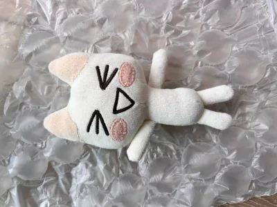 终于入手了笑脸款多罗猫挂件！软乎乎的短绒材质摸起来超舒服，眯眼三角嘴的活泼表情和粉色腮红完美还原了角色，挂在包上元气满满。作为索尼的经典IP，它自带的治愈感太戳人了，每次看到都能带来好心情，性价比和颜值都在线，强烈推荐给喜欢日系萌物的朋友～