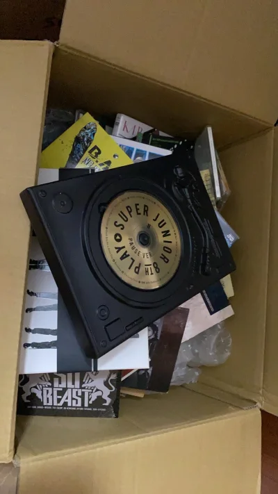 在挖煤姬买了好多好多次专辑啦 这次买了很多走了海运 二十多天就到了 没有选加固包的也很严实 专辑的价格也很便宜 收到没有损坏 以后也还会一直在挖煤姬买专辑！！！