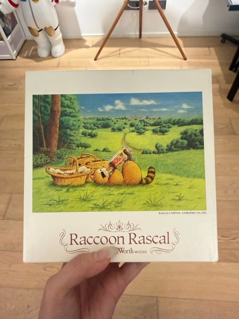 今天的包裹只有一副小图～是小浣熊喝苏打水的图案，超级可爱！只有300片，非常轻松～虽然是二手但是状态还是很不错的！