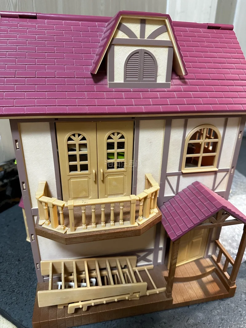 
这次在雅虎拍卖入手了心心念念的森贝儿家族红顶别墅和配套玩偶家具，整体体验超棒！卖家打包得特别仔细，别墅的木纹细节和阳台栏杆都完好无损，没有掉漆或磨损，还原度超高。玩偶们软乎乎的，小衣服和迷你家具做工精致，摆在一起氛围感满满，超级治愈。从下单到收货都很顺畅，能收到这...
这次在雅虎拍卖入手了心心念念的森贝儿家族红顶别墅和配套玩偶家具，整体体验超棒！卖家打包得特别仔细，别墅的木纹细节和阳台栏杆都完好无损，没有掉漆或磨损，还原度超高。玩偶们软乎乎的，小衣服和迷你家具做工精致，摆在一起氛围感满满，超级治愈。从