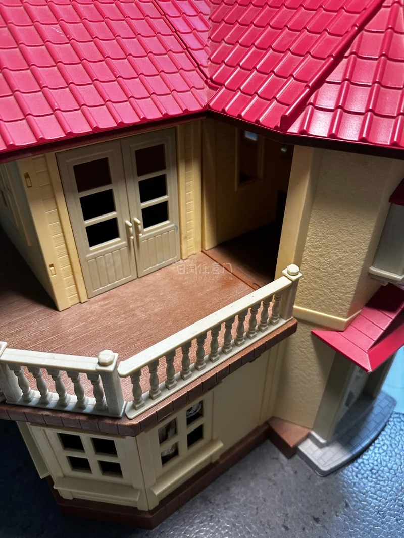 
这次在雅虎拍卖入手了心心念念的森贝儿家族红顶别墅和配套玩偶家具，整体体验超棒！卖家打包得特别仔细，别墅的木纹细节和阳台栏杆都完好无损，没有掉漆或磨损，还原度超高。玩偶们软乎乎的，小衣服和迷你家具做工精致，摆在一起氛围感满满，超级治愈。从下单到收货都很顺畅，能收到这...
这次在雅虎拍卖入手了心心念念的森贝儿家族红顶别墅和配套玩偶家具，整体体验超棒！卖家打包得特别仔细，别墅的木纹细节和阳台栏杆都完好无损，没有掉漆或磨损，还原度超高。玩偶们软乎乎的，小衣服和迷你家具做工精致，摆在一起氛围感满满，超级治愈。从