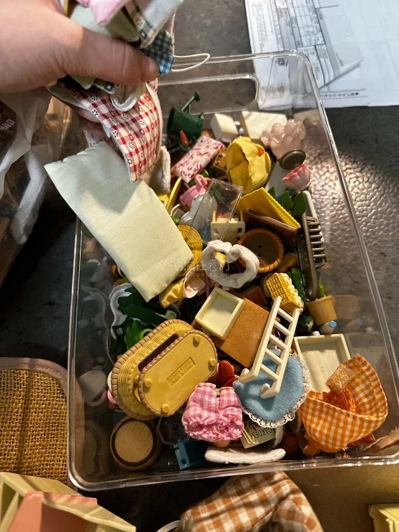 
这次在雅虎拍卖入手了心心念念的森贝儿家族红顶别墅和配套玩偶家具，整体体验超棒！卖家打包得特别仔细，别墅的木纹细节和阳台栏杆都完好无损，没有掉漆或磨损，还原度超高。玩偶们软乎乎的，小衣服和迷你家具做工精致，摆在一起氛围感满满，超级治愈。从下单到收货都很顺畅，能收到这...
这次在雅虎拍卖入手了心心念念的森贝儿家族红顶别墅和配套玩偶家具，整体体验超棒！卖家打包得特别仔细，别墅的木纹细节和阳台栏杆都完好无损，没有掉漆或磨损，还原度超高。玩偶们软乎乎的，小衣服和迷你家具做工精致，摆在一起氛围感满满，超级治愈。从