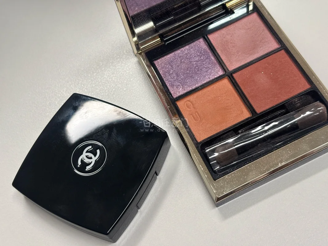 最近通过 挖煤姬 / 日淘任意门 入手了 SUQQU 147 阳影 和 Chanel 单色眼影 240。
SUQQU 147 阳影 很适合打造温柔又有层次的眼妆，整体氛围感特别好；Chanel 240 则是很有质感的深红色，少量叠在眼尾或下眼睑后段，眼妆会一下子更精...最近通过 挖煤姬 / 日淘任意门 入手了 SUQQU 147 阳影 和 Chanel 单色眼影 240。
SUQQU 147 阳影 很适合打造温柔又有层次的眼妆，整体氛围感特别好；Chanel 240 则是很有质感的深红色，少量叠在眼尾或