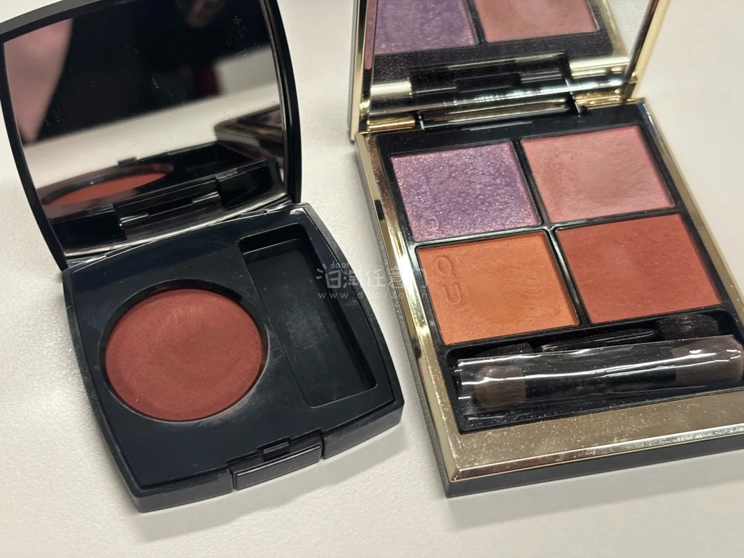 最近通过 挖煤姬 / 日淘任意门 入手了 SUQQU 147 阳影 和 Chanel 单色眼影 240。
SUQQU 147 阳影 很适合打造温柔又有层次的眼妆，整体氛围感特别好；Chanel 240 则是很有质感的深红色，少量叠在眼尾或下眼睑后段，眼妆会一下子更精...最近通过 挖煤姬 / 日淘任意门 入手了 SUQQU 147 阳影 和 Chanel 单色眼影 240。
SUQQU 147 阳影 很适合打造温柔又有层次的眼妆，整体氛围感特别好；Chanel 240 则是很有质感的深红色，少量叠在眼尾或