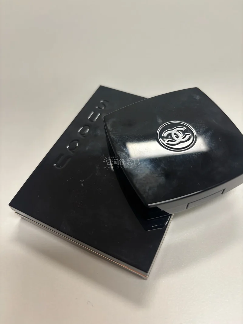 最近通过 挖煤姬 / 日淘任意门 入手了 SUQQU 147 阳影 和 Chanel 单色眼影 240。
SUQQU 147 阳影 很适合打造温柔又有层次的眼妆，整体氛围感特别好；Chanel 240 则是很有质感的深红色，少量叠在眼尾或下眼睑后段，眼妆会一下子更精...最近通过 挖煤姬 / 日淘任意门 入手了 SUQQU 147 阳影 和 Chanel 单色眼影 240。
SUQQU 147 阳影 很适合打造温柔又有层次的眼妆，整体氛围感特别好；Chanel 240 则是很有质感的深红色，少量叠在眼尾或