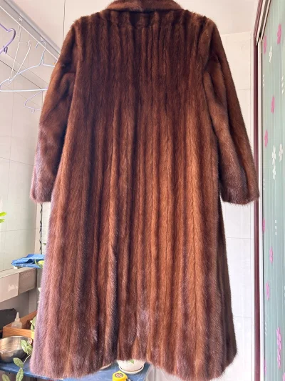 非常好的一次购物，买到了大长款水貂，而且是全抽刀的本色皮非常好的小母貂，唯一美中不足的就是是夹革的，穿着合身，非常好看的衣服
期待冬天穿上的效果！