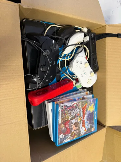 挖煤姬的第二单，这次是三件商品合并一起发货的。买了wiiu的一个套装，一台ndsi，一个wiiu的gamepad留备用，满满一大箱，走的海运。历时大概二十几天就到了，实效上还是很满意的，赞