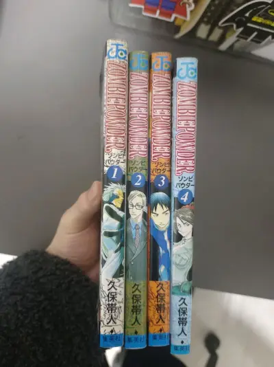 《ZOMBIEPOWDER.》是久保带人早期短篇力作，全4卷完结，暗黑战斗风格凌厉，分镜与人设已显《BLEACH》雏形，是见证久保画风成长的珍贵收藏。