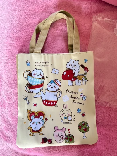 超喜欢这款chiikawa手提袋！图案印刷清晰可爱，帆布材质厚实耐用，做工也很精致，没有多余线头。容量很大，日常通勤、颜值和实用性拉满，chiikawa粉直接冲!