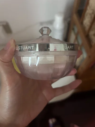 js这款散粉被各大博主推荐了好多次，但之前一直拖延症没有下单，结果停产改版，各大平台上都是超级大h价，只是抱着试试的心态在挖煤姬上搜索了，结果找到了状态特别好的好价二手！粉扑都超级新，余量也有很多，卖家和平台都包装得特别好，超级开心