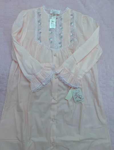 这次在煤炉挖到了全新带吊牌的Barbizon复古睡裙，真的太惊喜了！奶杏色温柔又显气质，领口和袖口的蕾丝花边精致又少女，胸前风琴褶搭配粉绿小碎花刺绣，细节感拉满。面料轻薄透气，软软糯糯的贴肤感超舒服，夏天穿也不会闷。

挖煤姬的合单物流体验也很棒，包装严实没有破损！...这次在煤炉挖到了全新带吊牌的Barbizon复古睡裙，真的太惊喜了！奶杏色温柔又显气质，领口和袖口的蕾丝花边精致又少女，胸前风琴褶搭配粉绿小碎花刺绣，细节感拉满。面料轻薄透气，软软糯糯的贴肤感超舒服，夏天穿也不会闷。

挖煤姬的合单物流体