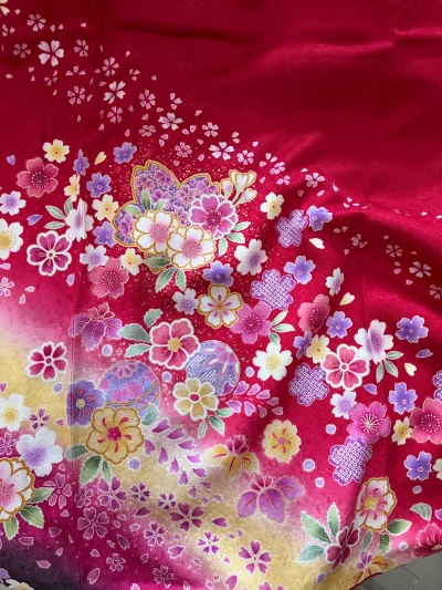 又在挖煤姬买到了一件便宜又好看的振袖和服！很鲜艳的配色，适合春天。挖煤姬购物流程简单清晰，物流速度很快很安全，已经用了好多次了，非常满意的购物