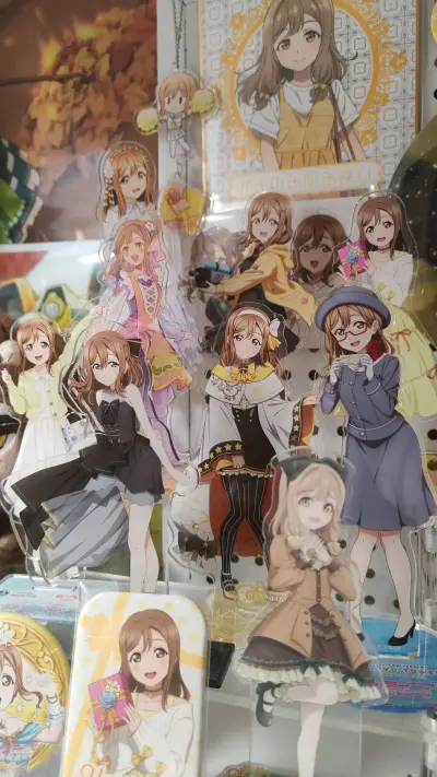 这次一口气买了很多谷子，立牌、吧唧、纸片都有，整体体验特别好。从下单到合单发货都很顺利，打包特别严实，每一个谷子的状态都很好，没有磕碰或压损等运输瑕疵。物流速度也蛮不错的，从下单到收货的时间比预想中短了不少，已经安利给身边的同好，之后还会继续在挖煤姬淘谷！