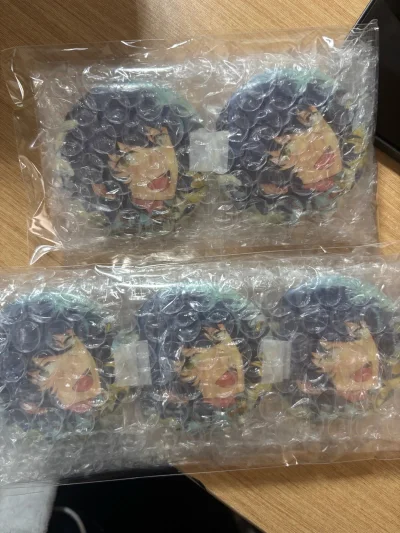 挖煤姬购物体验：好几次在挖煤姬买东西了，这次是两个月以来的成果，是喜欢的角色的一些衣服和徽章，期待了很久，收到之后非常开心！包装依然很严实，令人安心，这次走的也是ems，积分省了很多，合单只用了两天， 从申请合单到收到货品差不多只用了两周的时间！这次的物流非常让我满...挖煤姬购物体验：好几次在挖煤姬买东西了，这次是两个月以来的成果，是喜欢的角色的一些衣服和徽章，期待了很久，收到之后非常开心！包装依然很严实，令人安心，这次走的也是ems，积分省了很多，合单只用了两天， 从申请合单到收到货品差不多只用了两周