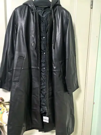 挖到两件全新的皮衣，全新全新全新全新！长款的还有大大狐狸毛和马甲，马甲和皮衣都可以单独穿着。短款的这件合身精神。