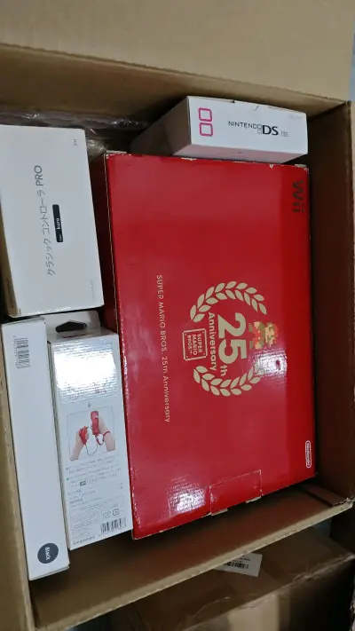 这款马里奥限定红色wii主机终于到货了，整整齐齐的一大箱子东西没有缺失庆幸，都开机试了一下可以正常运行，价格贵了一点东西保存的很好，马上封装好收藏起来。